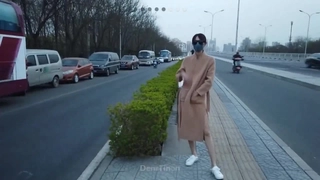年轻少女在硬核宿舍房间里挑战她的继父