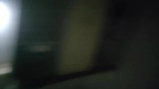 爆操自慰表妹，教她做更舒服的事??-甜甜教主??：表妹在自慰被表哥发现惊慌失措
