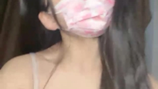 两个女孩和两个男人在野外三人行中骑着牛仔和从后面的姿势