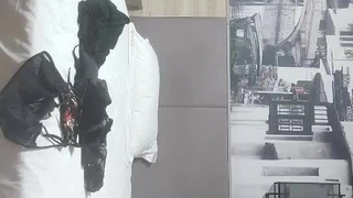 已婚骚人妻家里没人陪狼友发骚，农村大院屋里骚完院里骚，听狼友指挥互动撩骚揉奶玩逼看特写