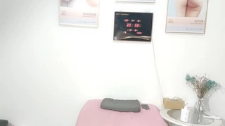 人妖女模精壮小伙激情大乱草精彩又刺激，大长腿女模被人妖压在身下爆干，人妖被小哥后入干菊花口交大鸡巴