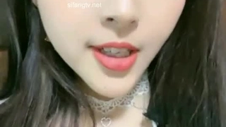 关晓彤给江疏影化妆