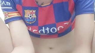 成熟的继母在宿舍房间里变得淘气